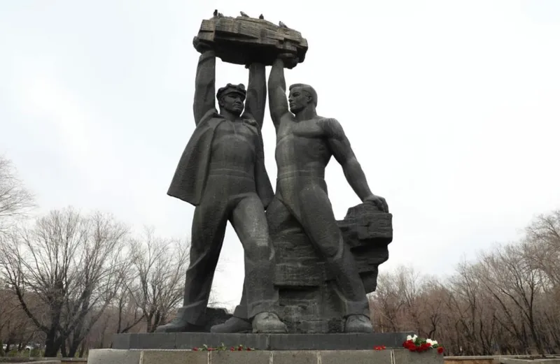 Памятник "Шахтерская слава" в Караганде